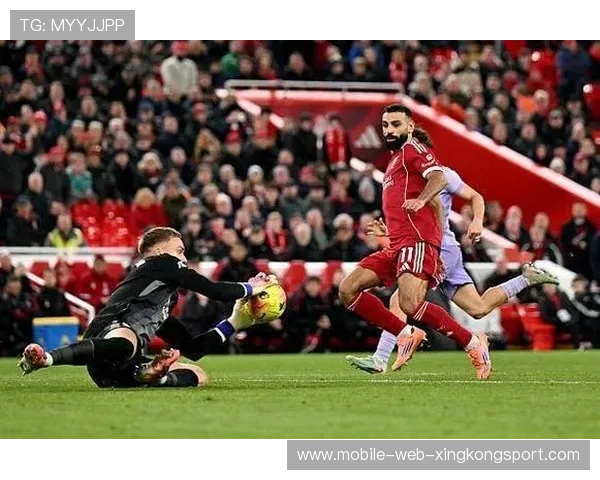 利物浦围攻禁区右侧，萨拉赫外脚背打门稍偏